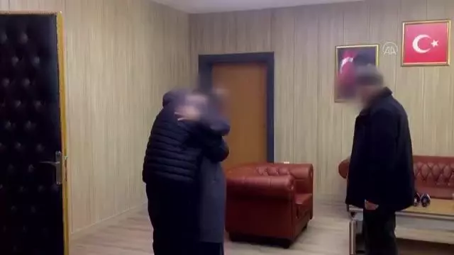 Polisin ikna çalışması sonucu teslim olan terörist ailesiyle buluşturuldu (2) Polisin ikna çalışması sonucu teslim olan terörist ailesiyle buluşturuldu (2)