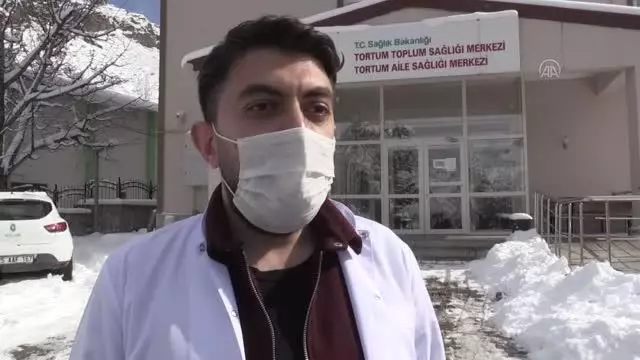 Sağlık ekibi karlı yolları aşarak aşı ulaştırdığı yaşlı çifti duygulandırdı