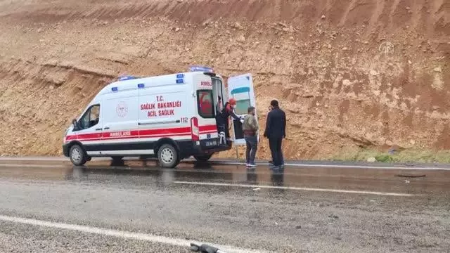 Sağlık görevlilerinin bulunduğu pikap takla attı: 4 yaralı Sağlık görevlilerinin bulunduğu pikap takla attı: 4 yaralı