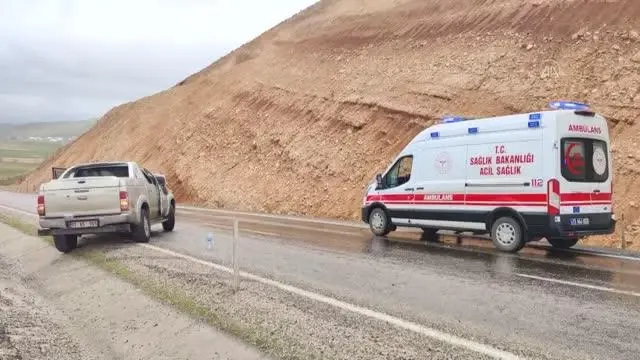 Sağlık görevlilerinin bulunduğu pikap takla attı: 4 yaralı Sağlık görevlilerinin bulunduğu pikap takla attı: 4 yaralı