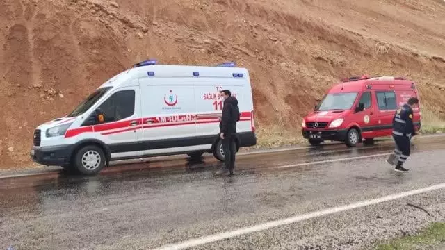 Sağlık görevlilerinin bulunduğu pikap takla attı: 4 yaralı Sağlık görevlilerinin bulunduğu pikap takla attı: 4 yaralı