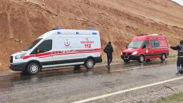 Sağlık görevlilerinin bulunduğu pikap takla attı: 4 yaralı Sağlık görevlilerinin bulunduğu pikap takla attı: 4 yaralı