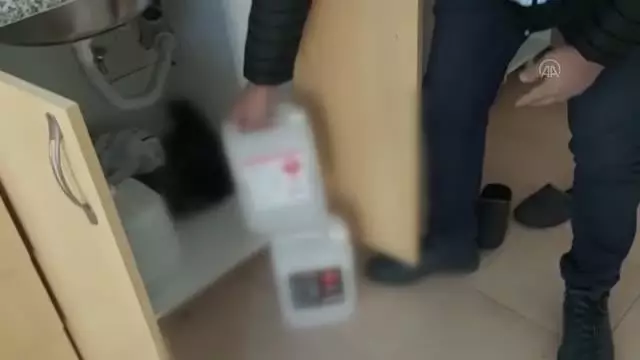 Son dakika haber | Sahte içki imalathanelerine operasyonda 1323 litre etil alkol ele geçirildi Son dakika haber | Sahte içki imalathanelerine operasyonda 1323 litre etil alkol ele geçirildi