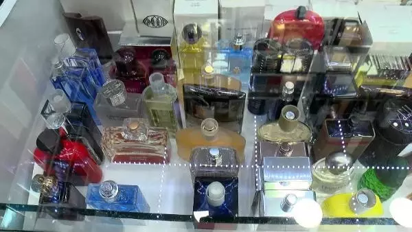 Sahte parfüme dikkat... Prof. Dr. Özyaral: Cilt kanseri yapar, solunum yollarında sorunlar yaratır Sahte parfüme dikkat... Prof. Dr. Özyaral: Cilt kanseri yapar, solunum yollarında sorunlar yaratır