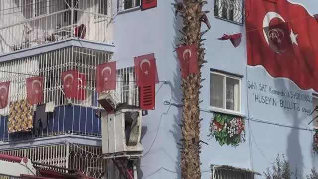 Şehit ailelerinin evlerine Türk bayrağı resmediliyor Şehit ailelerinin evlerine Türk bayrağı resmediliyor