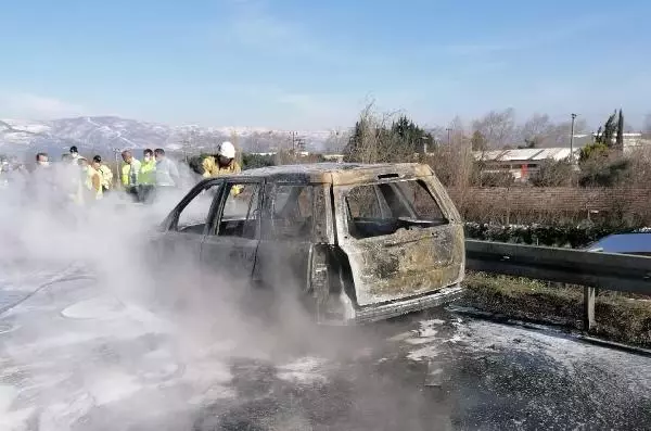 Seyir halindeki otomobil alev alıp, yandı Seyir halindeki otomobil alev alıp, yandı