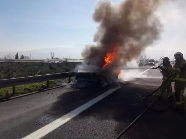 Seyir halindeki otomobil alev alıp, yandı Seyir halindeki otomobil alev alıp, yandı