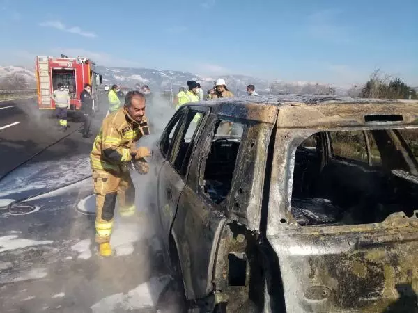 Seyir halindeki otomobil alev alıp, yandı Seyir halindeki otomobil alev alıp, yandı