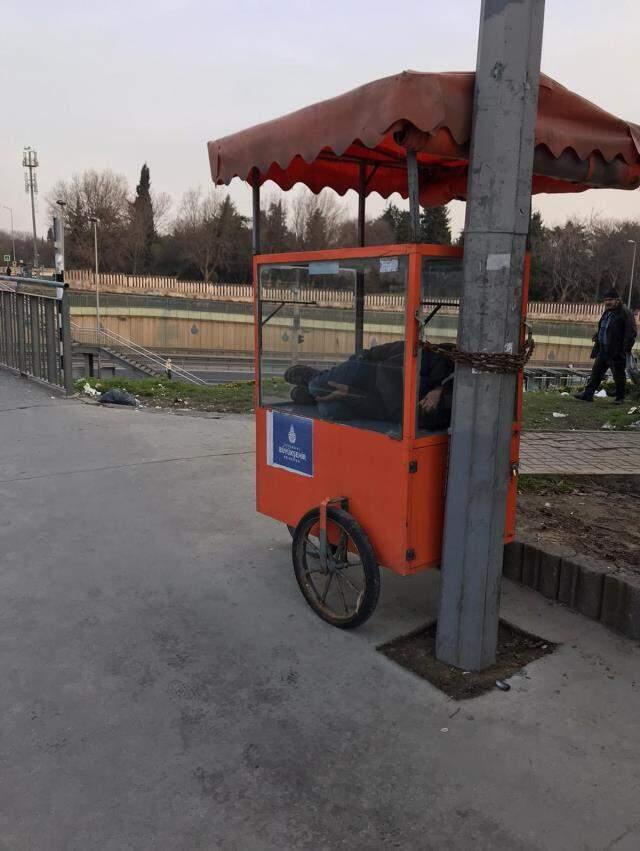 Simit aracında uyuyakalan vatandaşın görüntüsü yürek dağladı Simit aracında uyuyakalan vatandaşın görüntüsü yürek dağladı