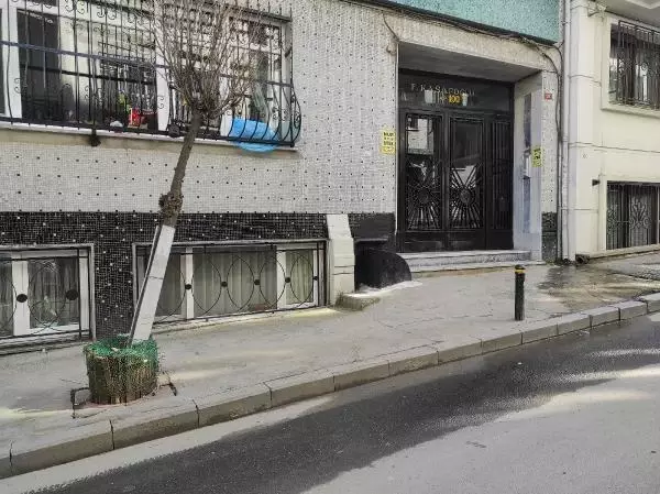 Şişli'de fren yerine gaza basan sürücü yaşlı adama çarptı; Kaza anı kamerada Şişli'de fren yerine gaza basan sürücü yaşlı adama çarptı; Kaza anı kamerada