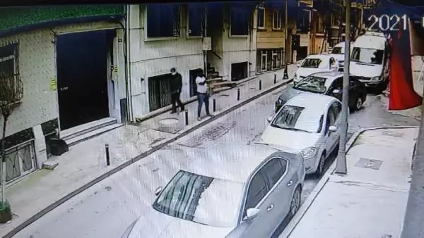 Şişli'de fren yerine gaza basan sürücü yaşlı adama çarptı; Kaza anı kamerada Şişli'de fren yerine gaza basan sürücü yaşlı adama çarptı; Kaza anı kamerada