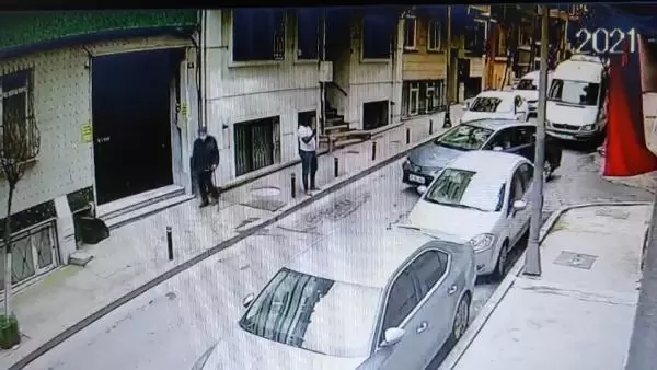 Şişli'de fren yerine gaza basan sürücü yaşlı adama çarptı; Kaza anı kamerada Şişli'de fren yerine gaza basan sürücü yaşlı adama çarptı; Kaza anı kamerada