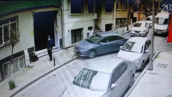 Şişli'de fren yerine gaza basan sürücü yaşlı adama çarptı; Kaza anı kamerada Şişli'de fren yerine gaza basan sürücü yaşlı adama çarptı; Kaza anı kamerada
