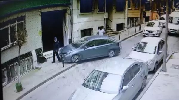 Şişli'de fren yerine gaza basan sürücü yaşlı adama çarptı; Kaza anı kamerada Şişli'de fren yerine gaza basan sürücü yaşlı adama çarptı; Kaza anı kamerada