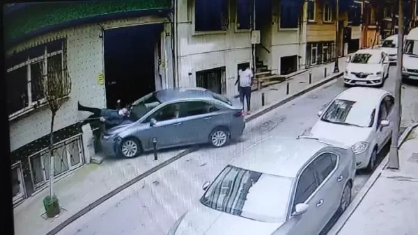 Şişli'de fren yerine gaza basan sürücü yaşlı adama çarptı; Kaza anı kamerada Şişli'de fren yerine gaza basan sürücü yaşlı adama çarptı; Kaza anı kamerada