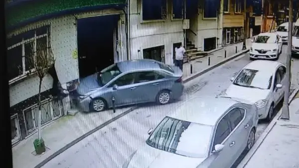 Şişli'de fren yerine gaza basan sürücü yaşlı adama çarptı; Kaza anı kamerada Şişli'de fren yerine gaza basan sürücü yaşlı adama çarptı; Kaza anı kamerada