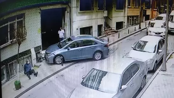 Şişli'de fren yerine gaza basan sürücü yaşlı adama çarptı; Kaza anı kamerada Şişli'de fren yerine gaza basan sürücü yaşlı adama çarptı; Kaza anı kamerada