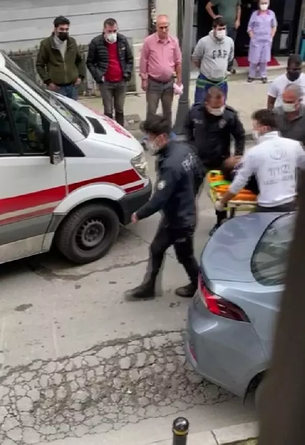 Şişli'de fren yerine gaza basan sürücü yaşlı adama çarptı; Kaza anı kamerada Şişli'de fren yerine gaza basan sürücü yaşlı adama çarptı; Kaza anı kamerada