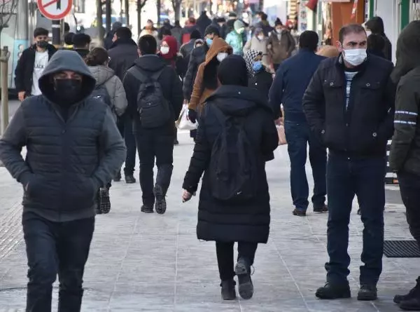 Sivas'ta, kısıtlama sonrası araç ve yaya yoğunluğu Sivas'ta, kısıtlama sonrası araç ve yaya yoğunluğu