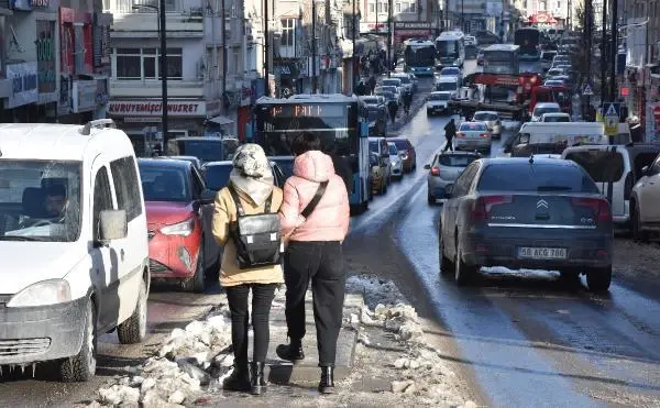 Sivas'ta, kısıtlama sonrası araç ve yaya yoğunluğu Sivas'ta, kısıtlama sonrası araç ve yaya yoğunluğu