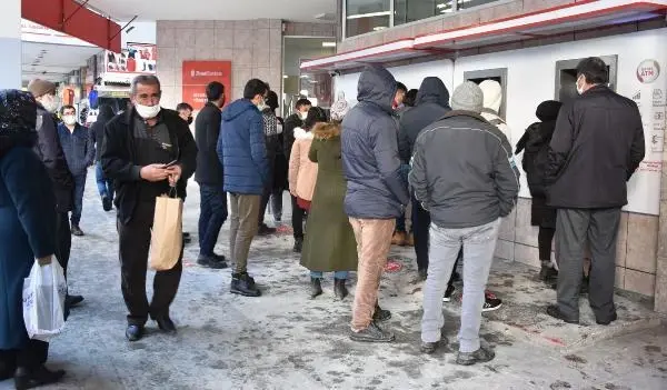 Sivas'ta, kısıtlama sonrası araç ve yaya yoğunluğu Sivas'ta, kısıtlama sonrası araç ve yaya yoğunluğu