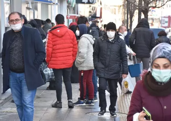 Sivas'ta, kısıtlama sonrası araç ve yaya yoğunluğu Sivas'ta, kısıtlama sonrası araç ve yaya yoğunluğu