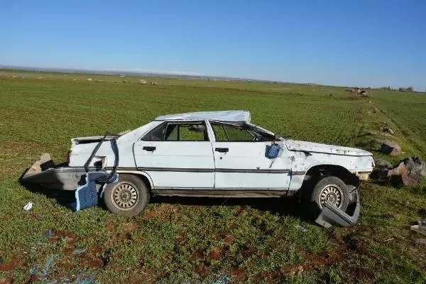 Siverek'te otomobil devrildi: 5 yaralı Siverek'te otomobil devrildi: 5 yaralı
