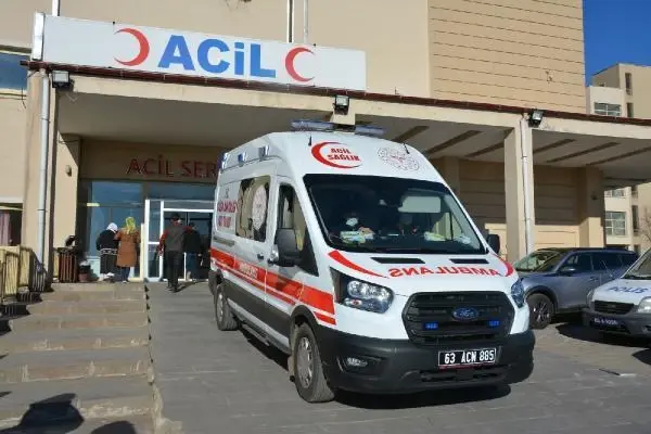 Siverek'te otomobil devrildi: 5 yaralı Siverek'te otomobil devrildi: 5 yaralı