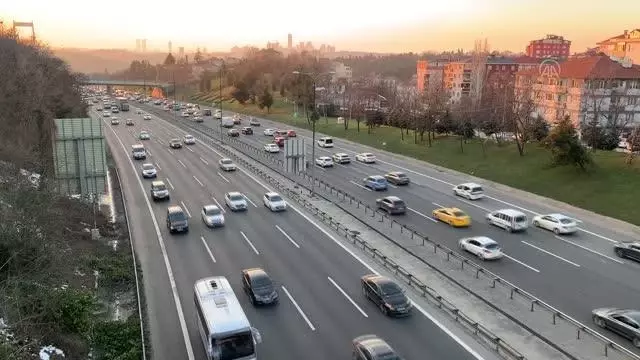 Sokağa çıkma kısıtlaması öncesi trafikte yoğunluk yaşanıyor Sokağa çıkma kısıtlaması öncesi trafikte yoğunluk yaşanıyor