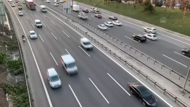 Sokağa çıkma kısıtlaması öncesi trafikte yoğunluk yaşanıyor Sokağa çıkma kısıtlaması öncesi trafikte yoğunluk yaşanıyor