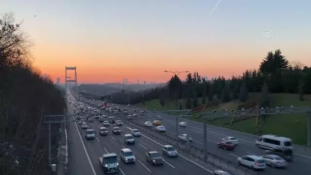 Sokağa çıkma kısıtlaması öncesi trafikte yoğunluk yaşanıyor Sokağa çıkma kısıtlaması öncesi trafikte yoğunluk yaşanıyor
