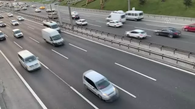 Sokağa çıkma kısıtlaması öncesi trafikte yoğunluk yaşanıyor Sokağa çıkma kısıtlaması öncesi trafikte yoğunluk yaşanıyor