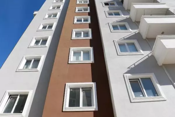 Tahliye edilen binanın çatısı uçtu, mahalleli tedirgin Tahliye edilen binanın çatısı uçtu, mahalleli tedirgin