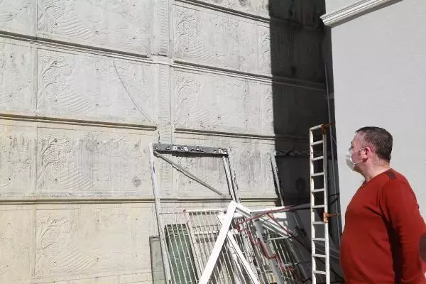 Tahliye edilen binanın çatısı uçtu, mahalleli tedirgin Tahliye edilen binanın çatısı uçtu, mahalleli tedirgin