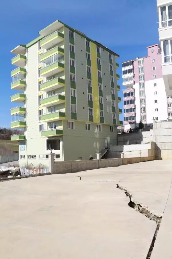 Tahliye edilen binanın çatısı uçtu, mahalleli tedirgin Tahliye edilen binanın çatısı uçtu, mahalleli tedirgin
