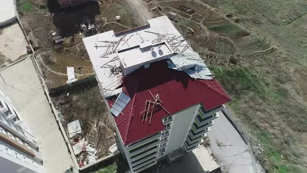 Tahliye edilen binanın çatısı uçtu, mahalleli tedirgin Tahliye edilen binanın çatısı uçtu, mahalleli tedirgin