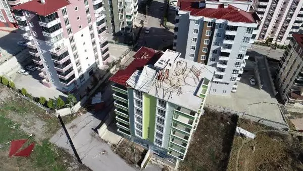 Tahliye edilen binanın çatısı uçtu, mahalleli tedirgin Tahliye edilen binanın çatısı uçtu, mahalleli tedirgin