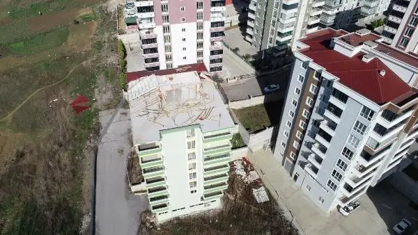 Tahliye edilen binanın çatısı uçtu, mahalleli tedirgin Tahliye edilen binanın çatısı uçtu, mahalleli tedirgin