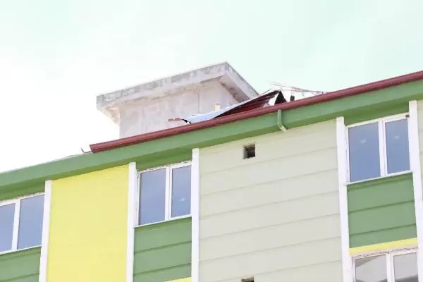 Tahliye edilen binanın çatısı uçtu, mahalleli tedirgin Tahliye edilen binanın çatısı uçtu, mahalleli tedirgin