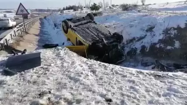 Taksi şarampole devrildi: 1 ölü, 2 yaralı Taksi şarampole devrildi: 1 ölü, 2 yaralı
