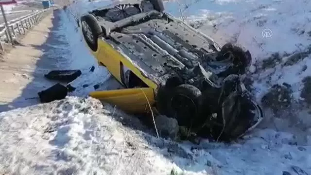 Taksi şarampole devrildi: 1 ölü, 2 yaralı Taksi şarampole devrildi: 1 ölü, 2 yaralı