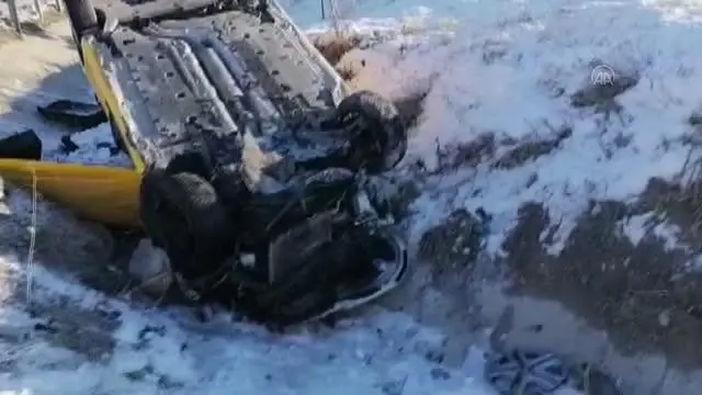 Taksi şarampole devrildi: 1 ölü, 2 yaralı Taksi şarampole devrildi: 1 ölü, 2 yaralı