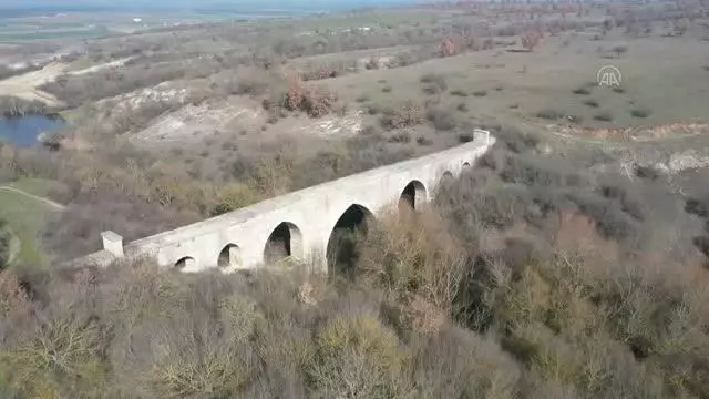 Tarihi su yolundaki kemerin kaçak kazıyla tahrip edildiği iddia edildi Tarihi su yolundaki kemerin kaçak kazıyla tahrip edildiği iddia edildi