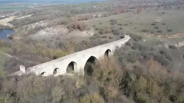 Tarihi su yolundaki kemerin kaçak kazıyla tahrip edildiği iddia edildi Tarihi su yolundaki kemerin kaçak kazıyla tahrip edildiği iddia edildi