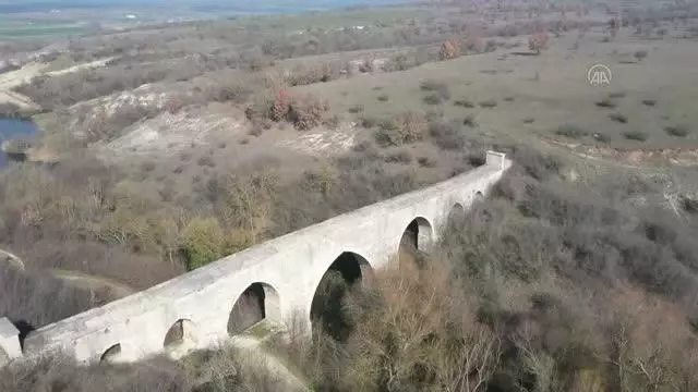 Tarihi su yolundaki kemerin kaçak kazıyla tahrip edildiği iddia edildi Tarihi su yolundaki kemerin kaçak kazıyla tahrip edildiği iddia edildi