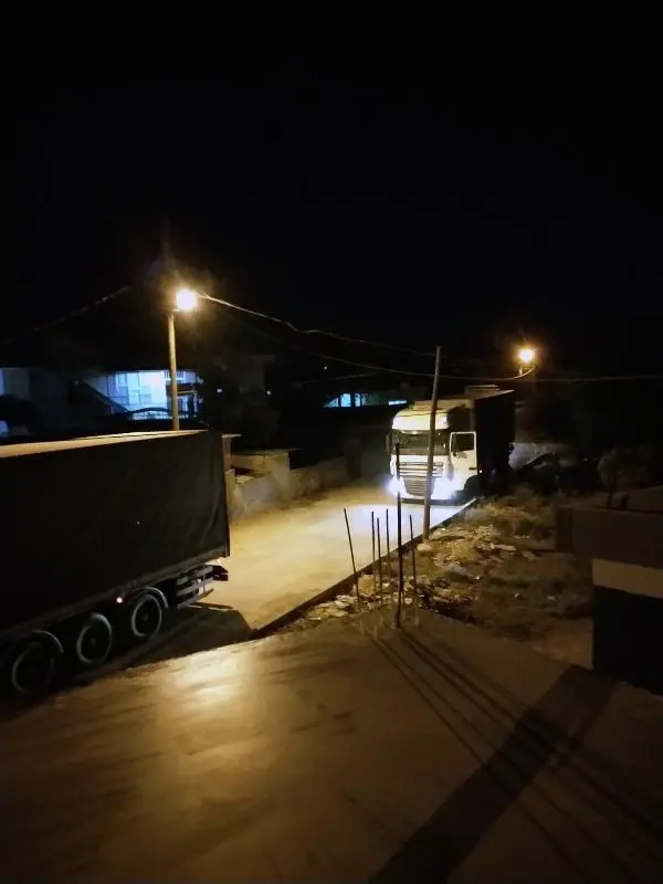 Navigasyonun yönlendirmesiyle dar sokağa giren tırlar, mahalleliye korku dolu anlar yaşatıyor Navigasyonun yönlendirmesiyle dar sokağa giren tırlar, mahalleliye korku dolu anlar yaşatıyor