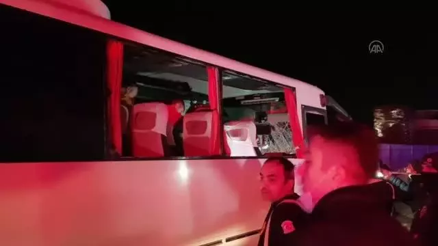 Tırla çarpışan özel halk otobüsündeki 6 kişi yaralandı Tırla çarpışan özel halk otobüsündeki 6 kişi yaralandı
