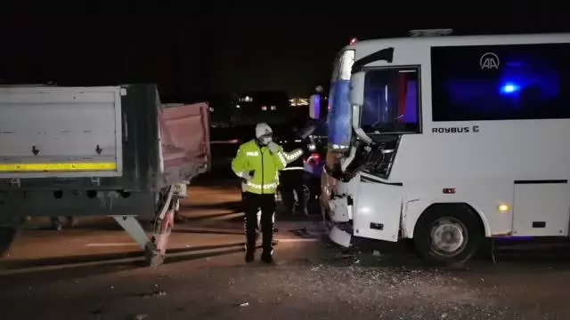 Tırla çarpışan özel halk otobüsündeki 6 kişi yaralandı Tırla çarpışan özel halk otobüsündeki 6 kişi yaralandı