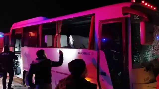 Tırla çarpışan özel halk otobüsündeki 6 kişi yaralandı Tırla çarpışan özel halk otobüsündeki 6 kişi yaralandı