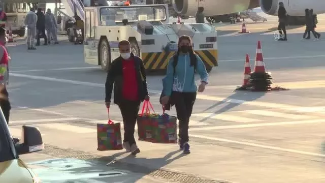 Türkiye rekoru kıran milli atlet Nevin İnce çiçeklerle karşılandı Türkiye rekoru kıran milli atlet Nevin İnce çiçeklerle karşılandı